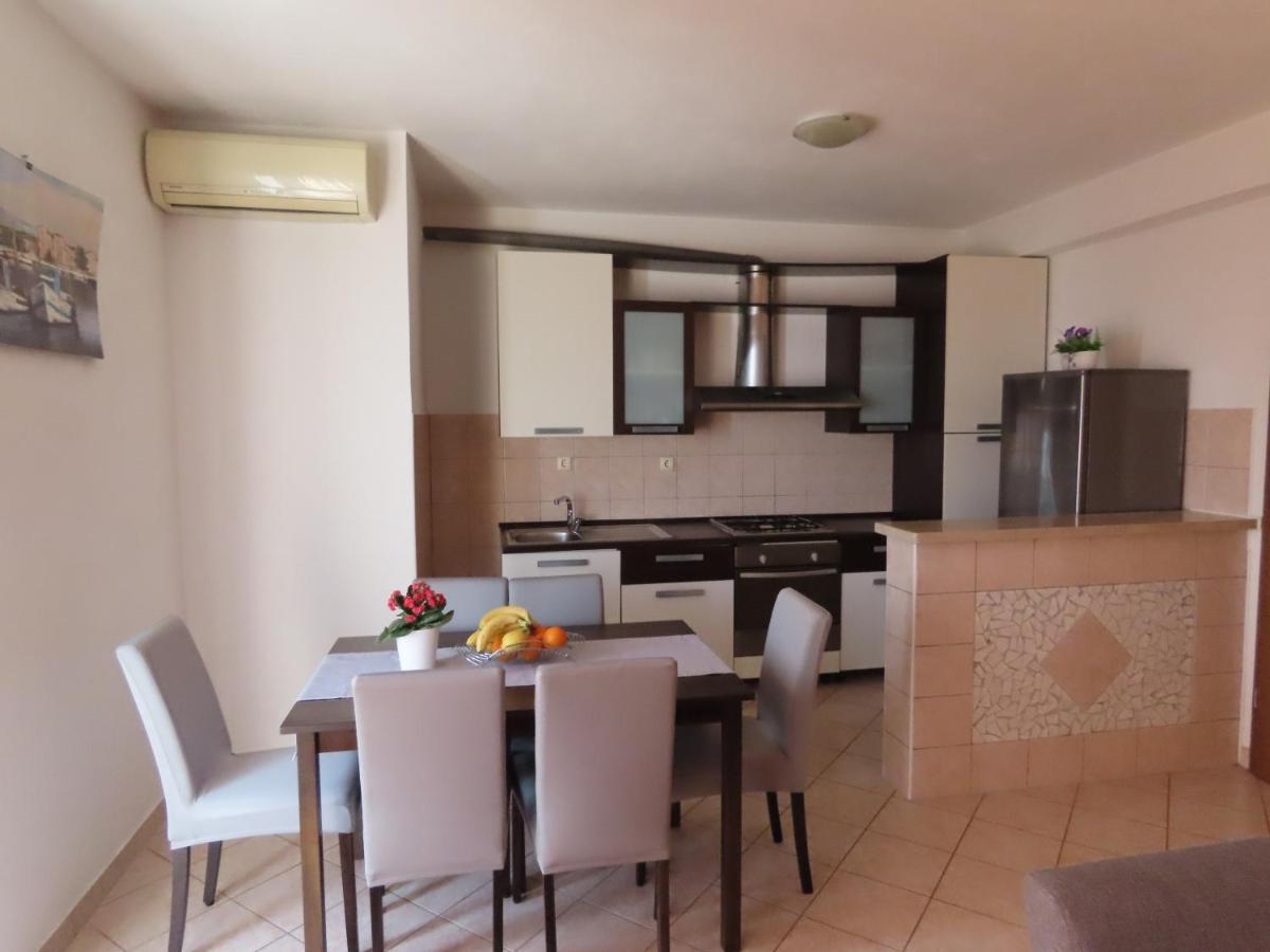 Apartman Rita Lägenhet Makarska Exteriör bild
